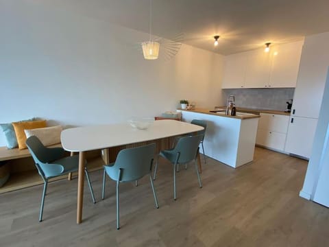 Lichtrijk vakantie-appartement met zeezicht Apartment in Knokke-Heist