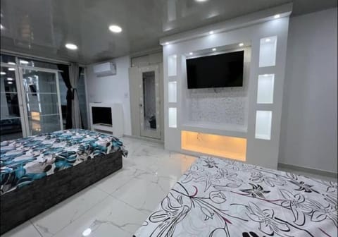 Bed, TV and multimedia, Bedroom