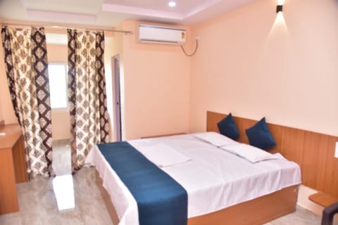 Bed, Photo of the whole room, Bedroom, air conditioner