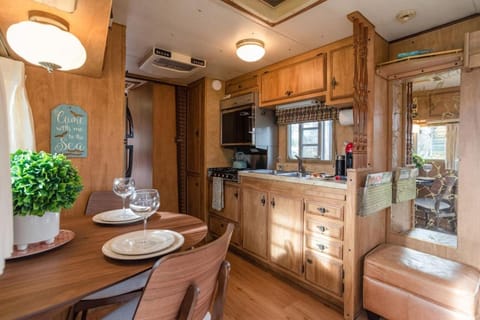 Beach Get Away Fabulous Vintage Trailer Haus in Grayland