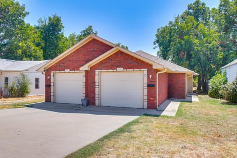 Ideally Located Lawton Retreat 4 Mi to Fort Sill! House in Lawton