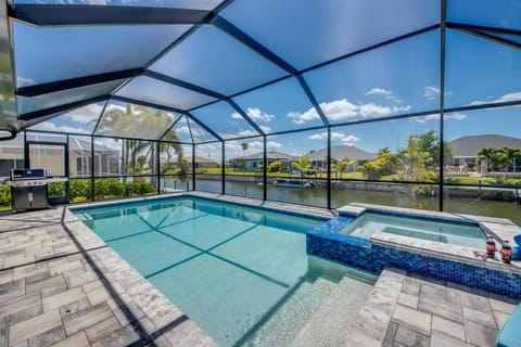 Villa Calm Waters by CoralVilla - pool & spa, cozy Villa in Cape Coral