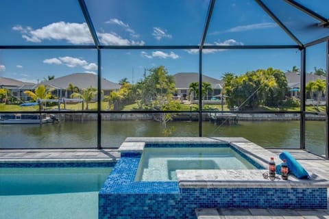 Villa Calm Waters by CoralVilla - pool & spa, cozy Villa in Cape Coral