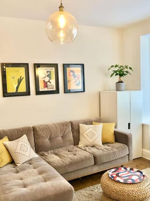 Flat1Hove- renovated, 2BR, patio, beach, free onsite parking Apartment in Hove