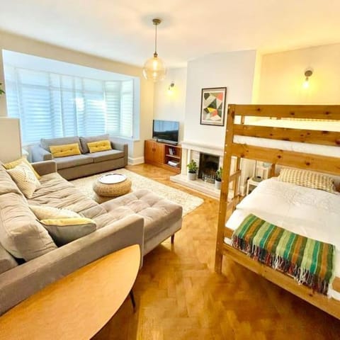 Flat1Hove- renovated, 2BR, patio, beach, free onsite parking Apartment in Hove