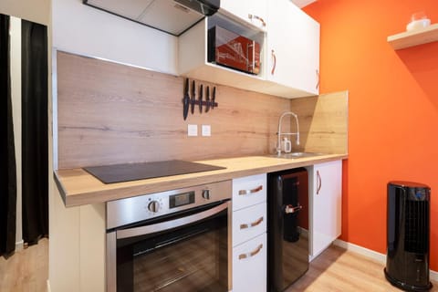 Kitchen or kitchenette, oven, stove