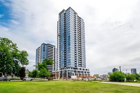 Modern High Rise King bed Condo with Private Balcony House in Waterloo