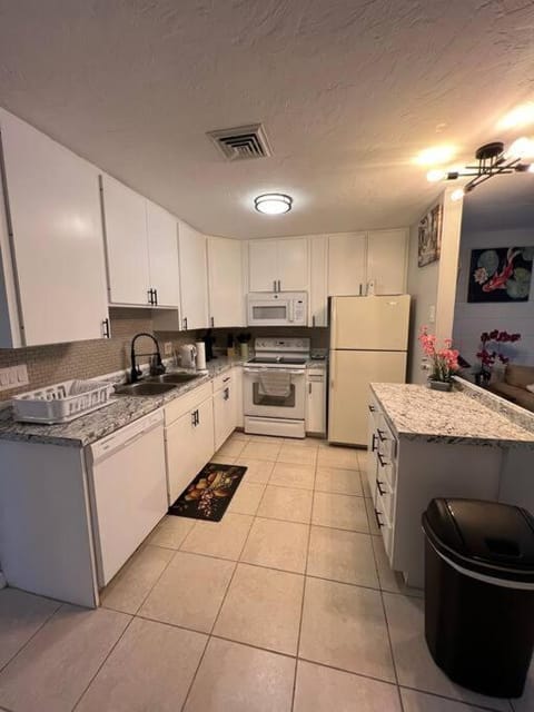 2br, 5 min walk to Warm Mineral Springs House in North Port