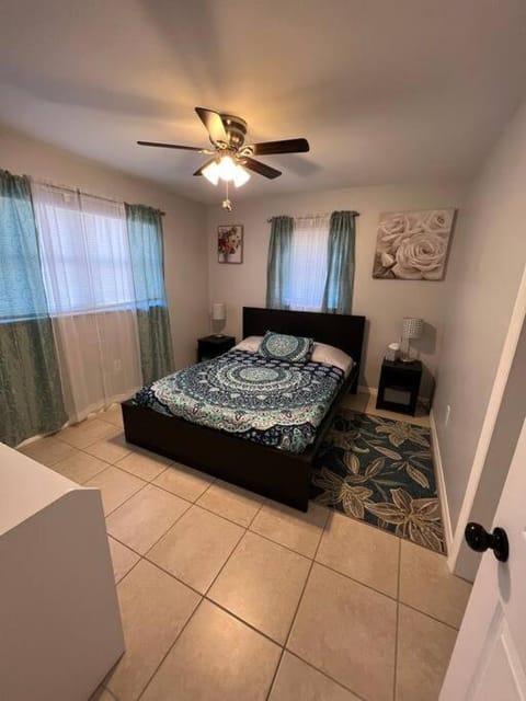 2br, 5 min walk to Warm Mineral Springs House in North Port