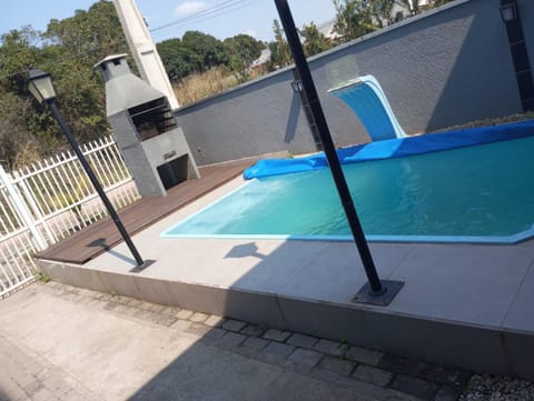 Casa com piscina 50mts da praia! House in São Francisco do Sul