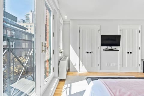 Luxe Studio with Charming Juliet Balcony Apartment in Roosevelt Island