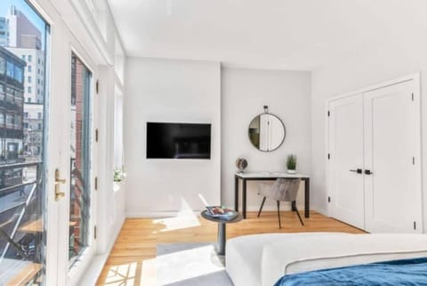 Studio w Charming Juliet Balcony in Upper East Apartment in Upper East Side