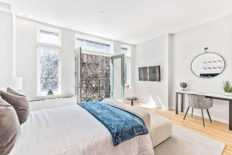 Studio w Charming Juliet Balcony in Upper East Apartment in Upper East Side