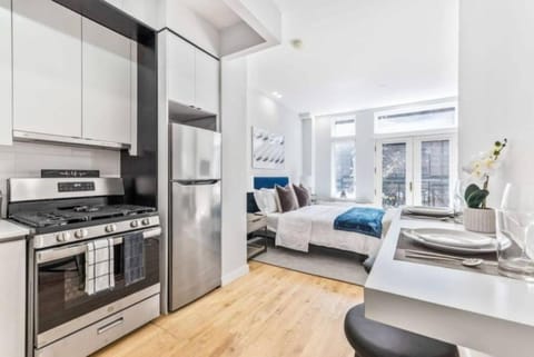 Studio w Charming Juliet Balcony in Upper East Apartment in Upper East Side