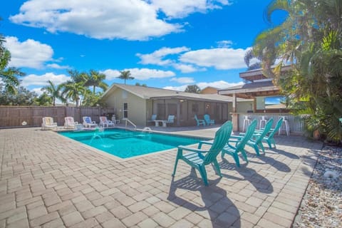 New Coastal Eclectic Dream, Heated Pool Sleeps 9 House in Cypress Lake