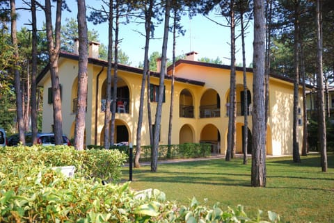 Facade/entrance, Garden