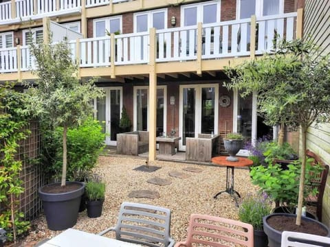 115 m2 apartment with garden 200m from the beach Apartment in The Hague