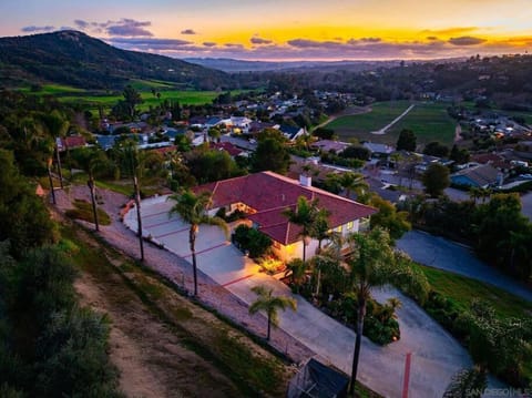 Grand View 5-Bedroom Villa, Gated, Nature, 20 cars parking, 100 guests max Villa in Fallbrook