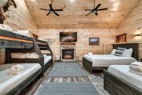 Bed, Photo of the whole room, Bedroom, bunk bed, fireplace