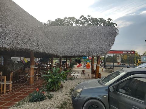 Restaurant/places to eat, Children play ground, Breakfast