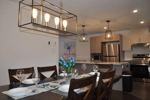 City Oasis with Free Parking and Stylish Urban Gem Apartment in Brossard