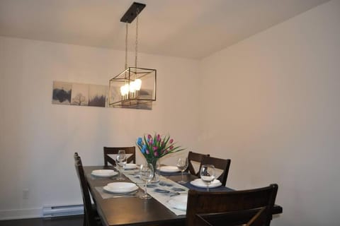 City Oasis with Free Parking and Stylish Urban Gem Apartment in Brossard