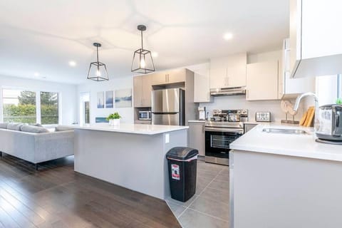 City Oasis with Free Parking and Stylish Urban Gem Apartment in Brossard