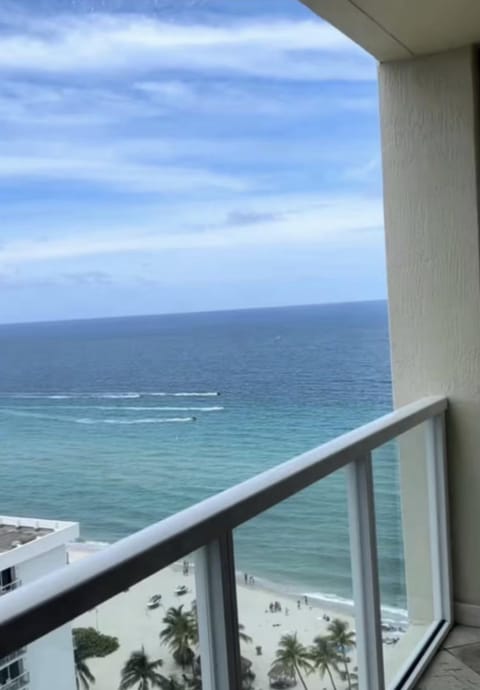 Luxury Oceanfront 3-Bedroom Condo with 3 Balconies Apartment in Sunny Isles Beach