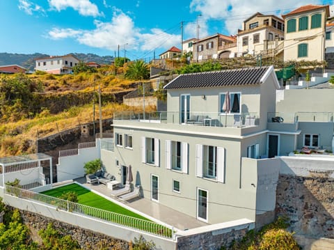 Property building, Spring, Day, Natural landscape, View (from property/room), Balcony/Terrace, Mountain view