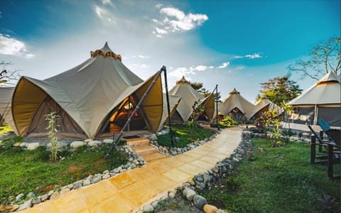 Holos Retreat Center: The Entire Ridge Basecamp Hotel in Bahía Ballena