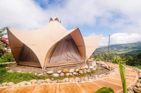 Holos Retreat Center: The Entire Ridge Basecamp Hotel in Bahía Ballena