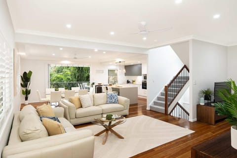 Large Family Pool Home in Taringa 6km to CBD Pets House in Indooroopilly