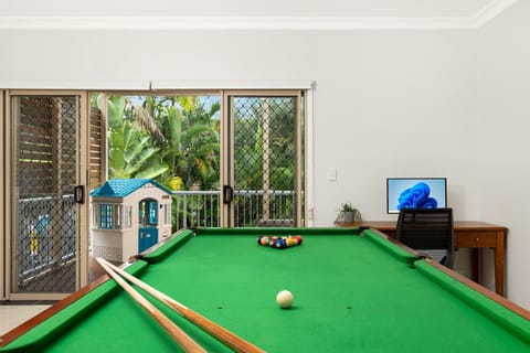 Large Family Pool Home in Taringa 6km to CBD Pets House in Indooroopilly