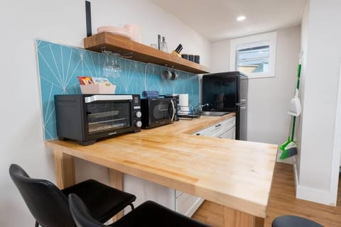 Kitchen or kitchenette, Dining area, oven