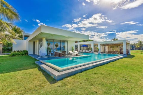 Property building, Patio, Spring, Day, Garden, Garden view, Pool view, Swimming pool, sunbed