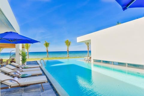 Day, Natural landscape, Pool view, Sea view, Swimming pool, sunbed