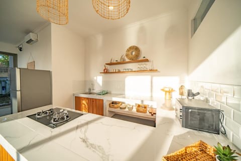 Kitchen or kitchenette, Food and drinks, microwave, stove, air conditioner