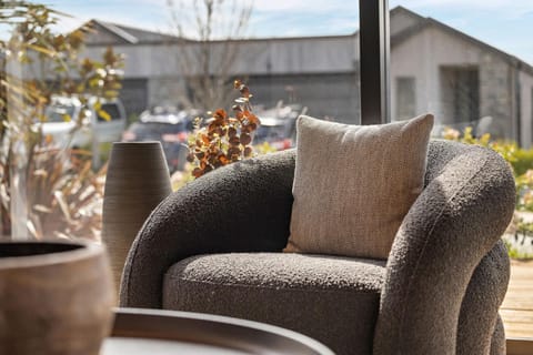 Day, Living room, Seating area