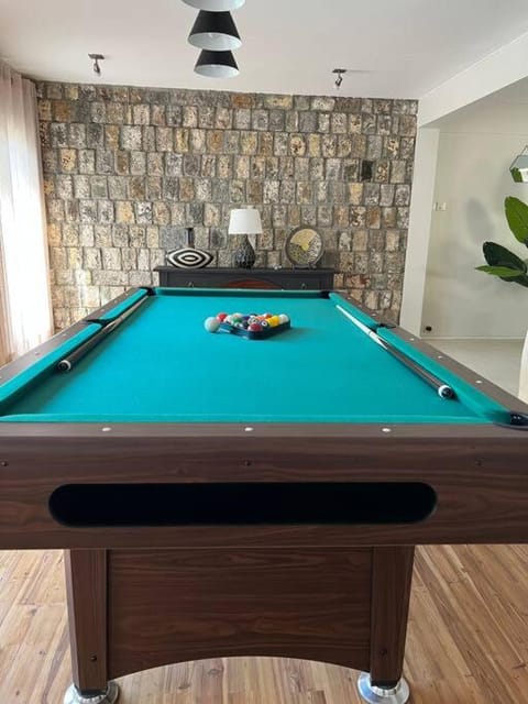 Billiard, Game Room