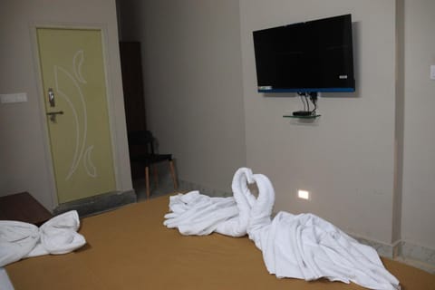 Bed, TV and multimedia, Photo of the whole room, Bedroom, towels