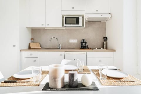 Kitchen or kitchenette, Dining area