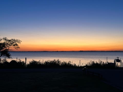 Coinjock charming 1-bedroom in-law suite with elevator, full kitchen and stunning waterfront view Apartment in Currituck County