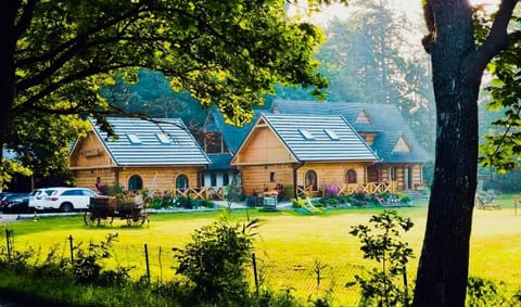 Property building, Spring, Day, Neighbourhood, Natural landscape, Summer, Garden, Garden view, Parking