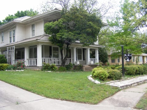 Facade/entrance, Spring