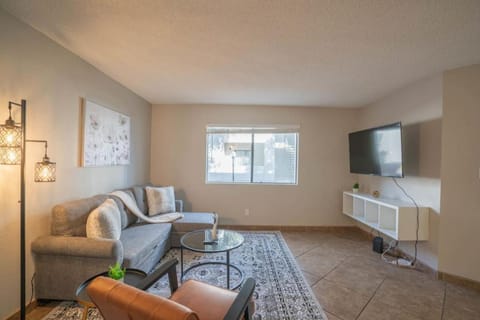 Spacious 2BD - Parking, Gym, Pool - Sleep 8 - 5Min Casino Apartment in Scottsdale