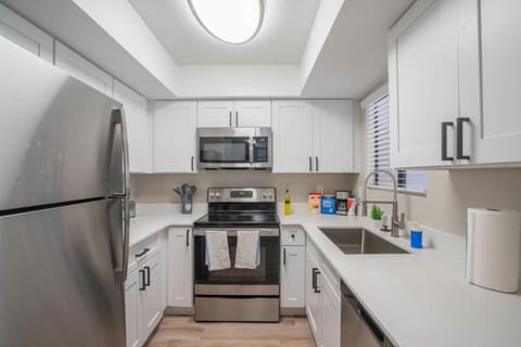 Unique 2BD - Parking, Gym, Pool - Sleeps 8 - 5Min Casino Apartment in Scottsdale