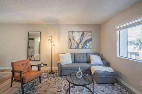 Modern 2BD - Parking, Gym, Pool - Sleeps 8 - 5 Min Casino Apartment in Scottsdale