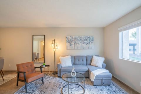 Cozy 2BD - Parking, Gym, Pool - Sleeps 8 - 5 Min Casino Apartment in Scottsdale