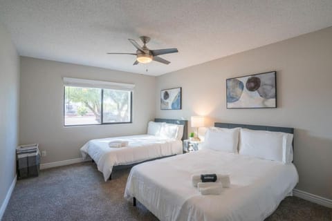 Stylish 2BD - Parking, Gym, Pool - Sleep 8 - 5 Min Casino Apartment in Scottsdale