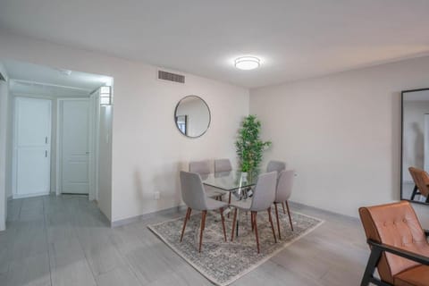 Stylish 2BD - Parking, Gym, Pool - Sleep 8 - 5 Min Casino Apartment in Scottsdale